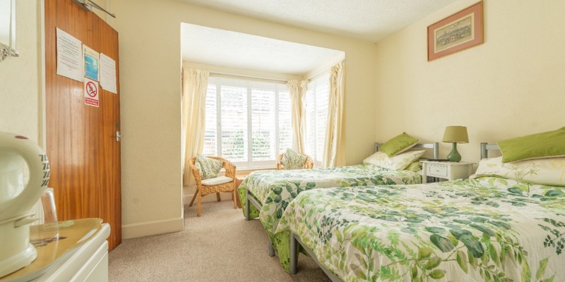 Four Winds Guest House, 17 Station Road, Southampton, SO31 7GJ