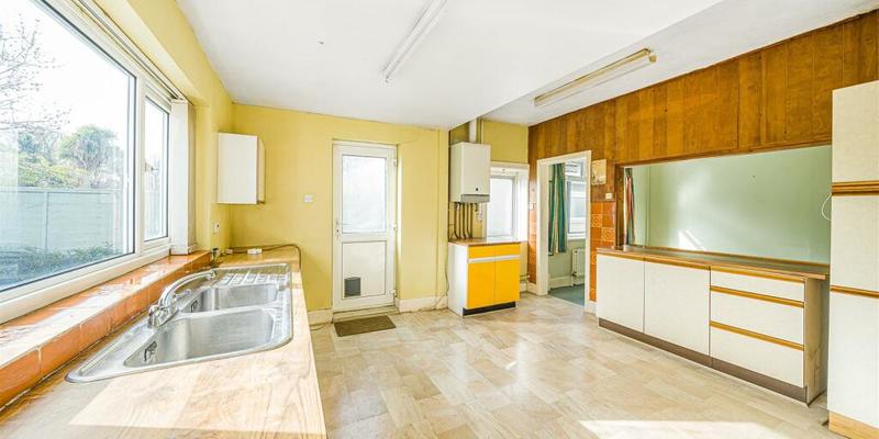 42 Enfield Avenue, Oakdale, Poole, BH15 3SG